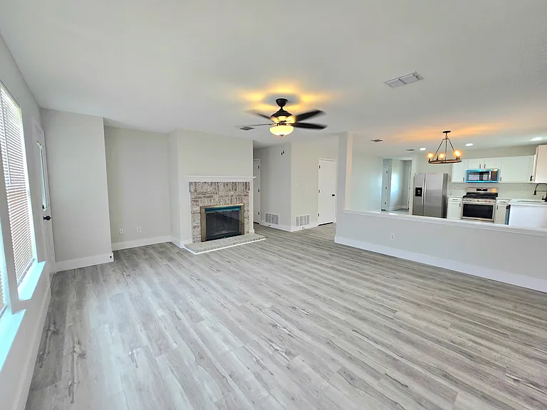 2467 Mallory Ln — Photo 6