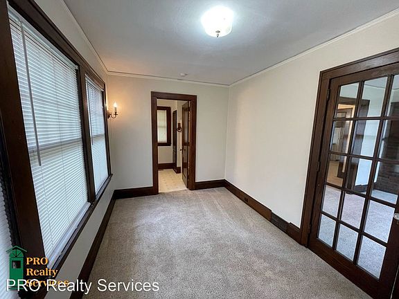 3rd image of 954 Ivy Ave E