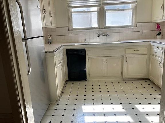 Big, bright kitchen.Tons of space