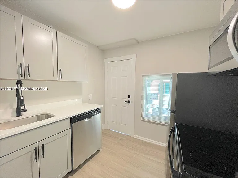 1836 Dewey St #2 — Photo 9