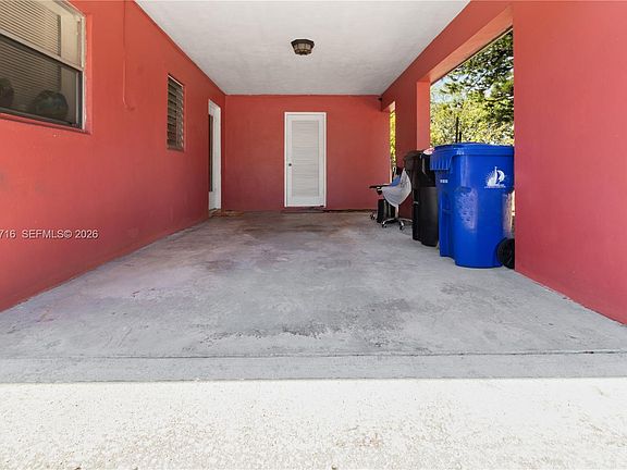 3rd image of 1021 SW 31st Ave