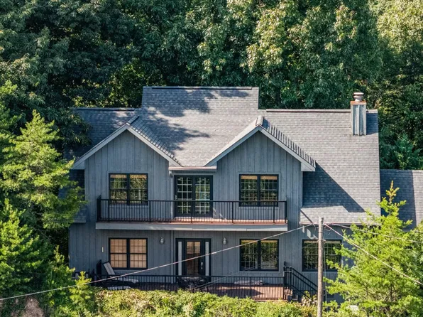 1132 E Foothills Dr, Gatlinburg, TN 37738