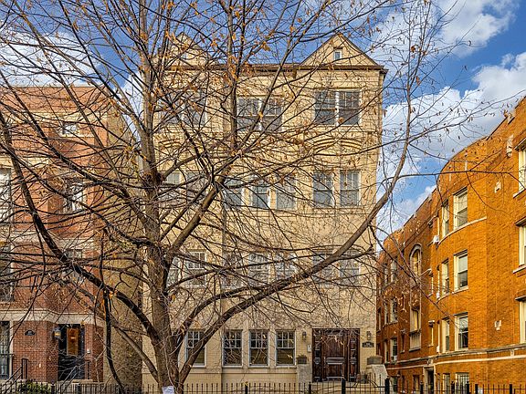 3rd image of 618 W Oakdale Ave APT 2