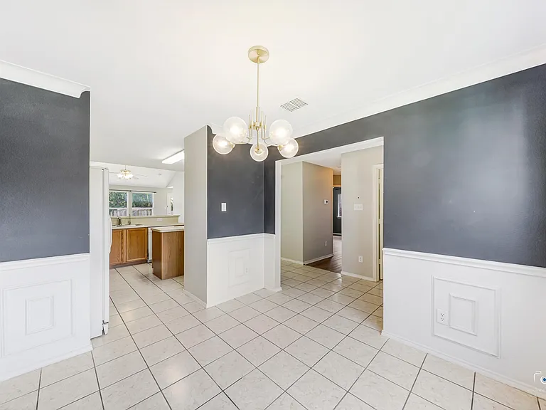 1637 Elm St — Photo 5