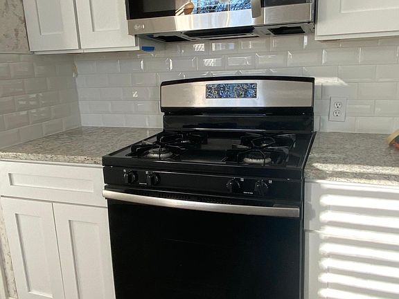 3rd image of 1013 Briar Oaks Dr