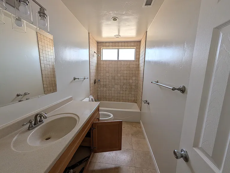 1642 Jeffrey Ave — Photo 5