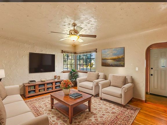 3rd image of 904 E Heroy Ave