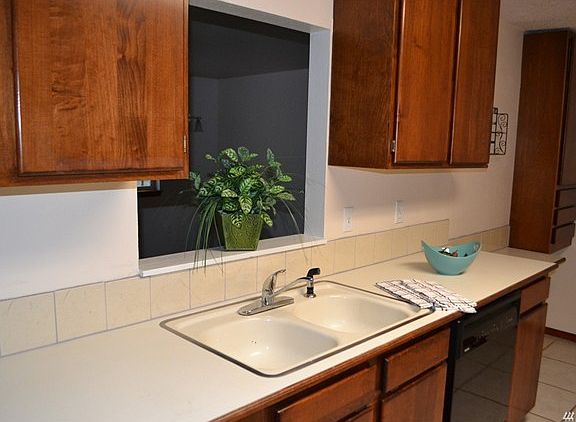 4th image of 1703 Pioneer Way