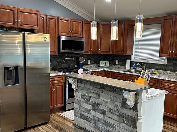 3rd image of 302 Lakeview Blvd