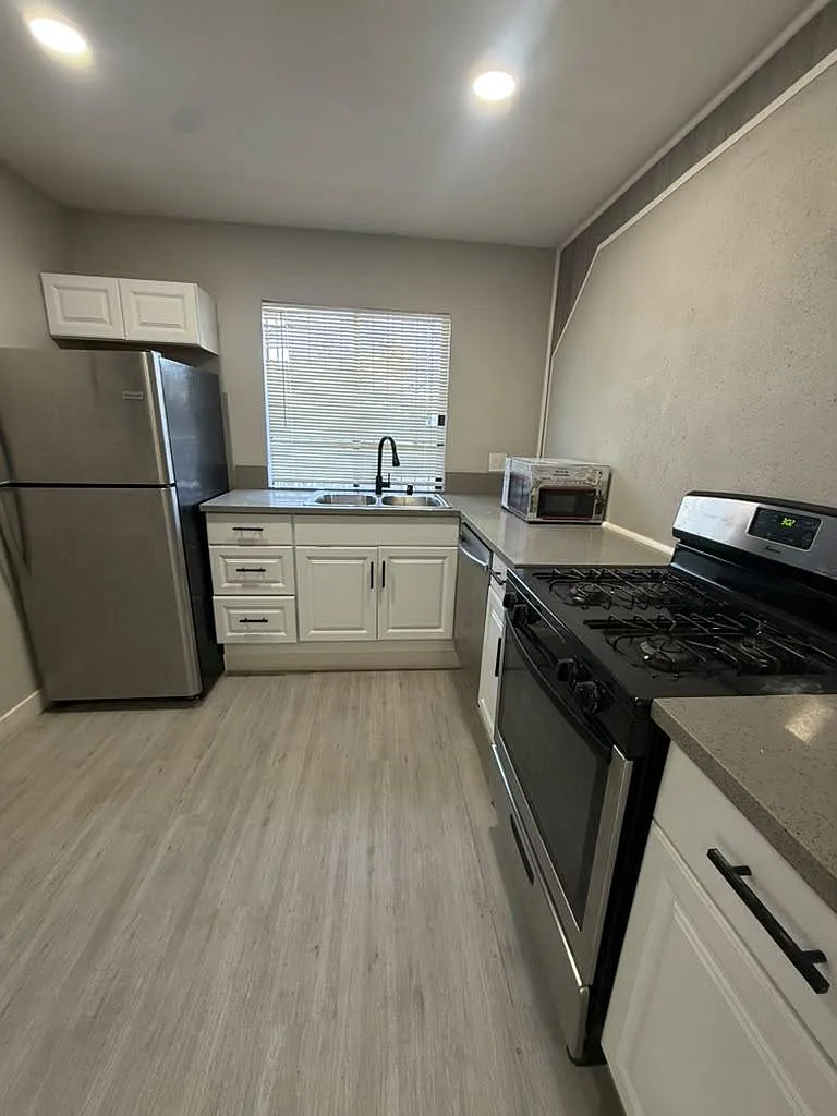 4 bed, 3.0 bath, 2886 sqft, $845 — Photo 3