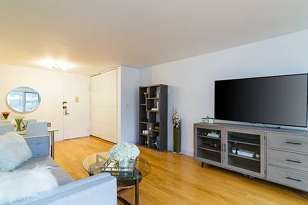 Sold by Winzone Realty Inc | media 7