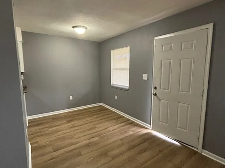 433 Woodcreek Dr — Photo 4