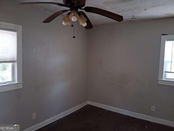 5th image of 2835 Burton Rd NW