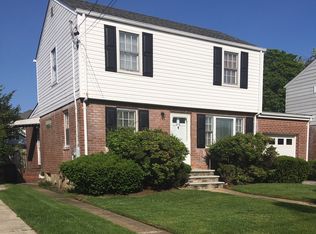 416 Andrews Rd, Mineola, NY 11501