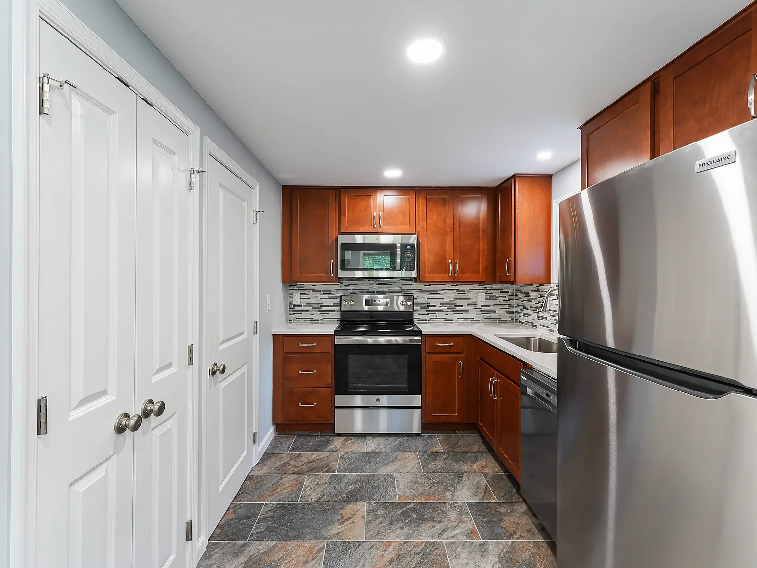 2 bed, 650 sqft, $1,795 — Photo 2