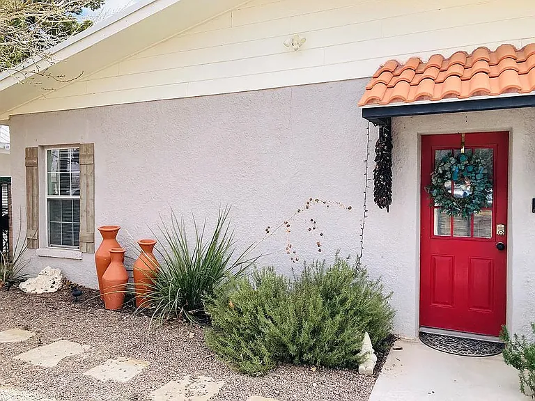 104 E Waco St — Photo 3