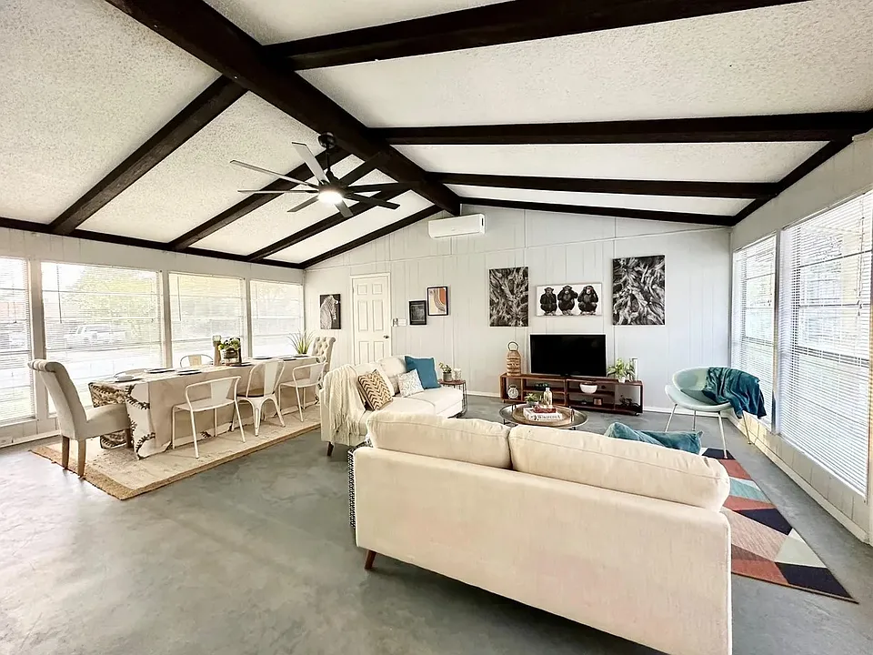2111 Warwick Dr