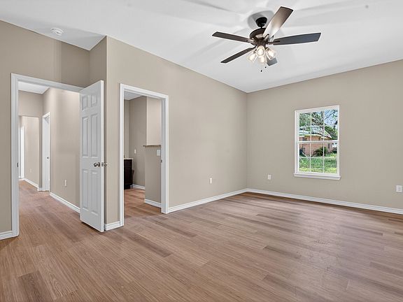5th image of 1124 Hackberry Rd
