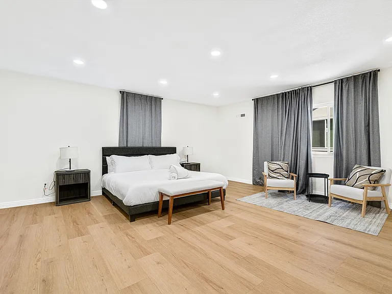 5400 Nagle Ave — Photo 16
