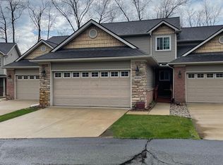 10404 Fawn Ridge Trl, Hartland, MI 48353