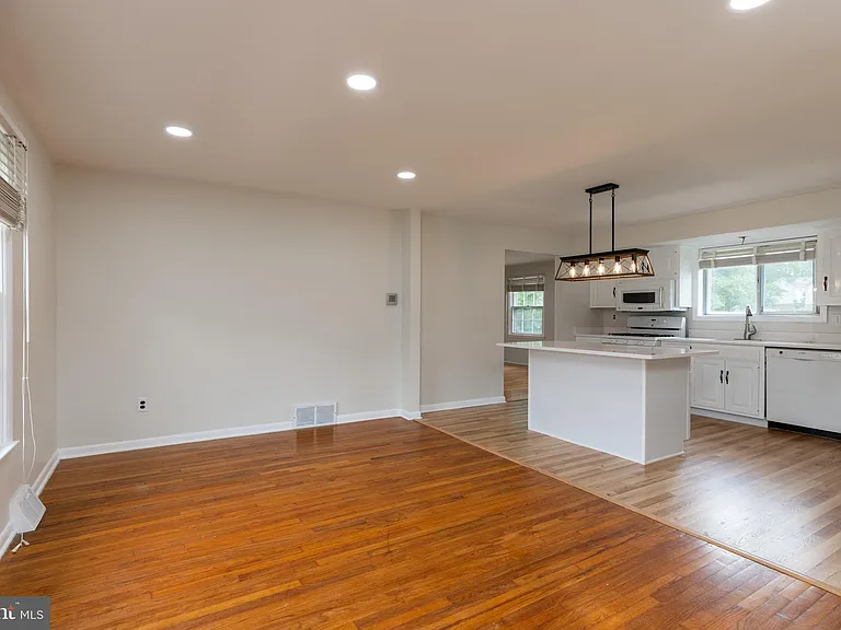 410 Woodlawn Ave — Photo 4