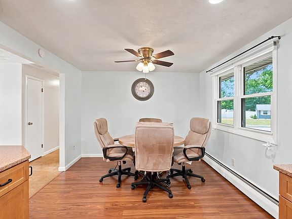 5th image of 4 Surrey Ln