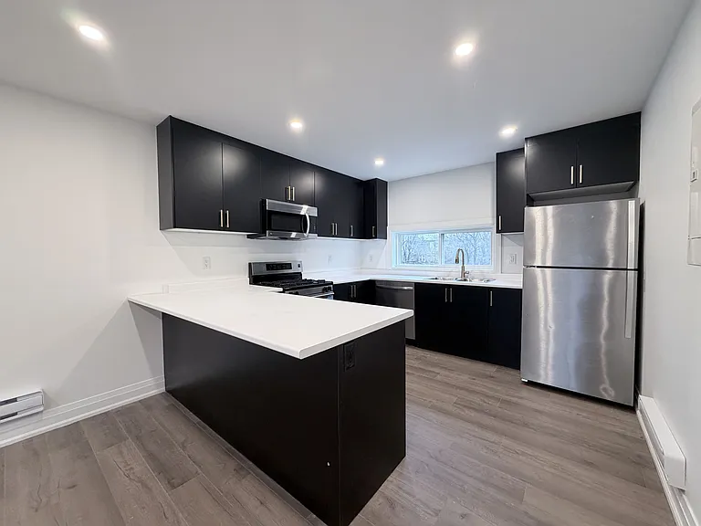 184 Ottawa St S #3 — Photo 2