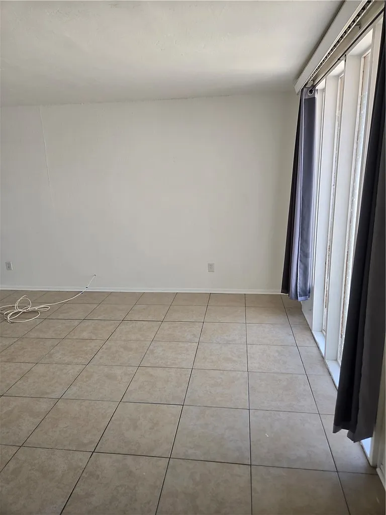 2 bed, 2.0 bath, 3336 sqft, $1,250 — Photo 3