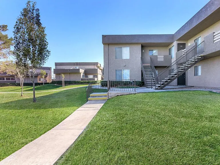 Sunset View Apartments — Photo 15