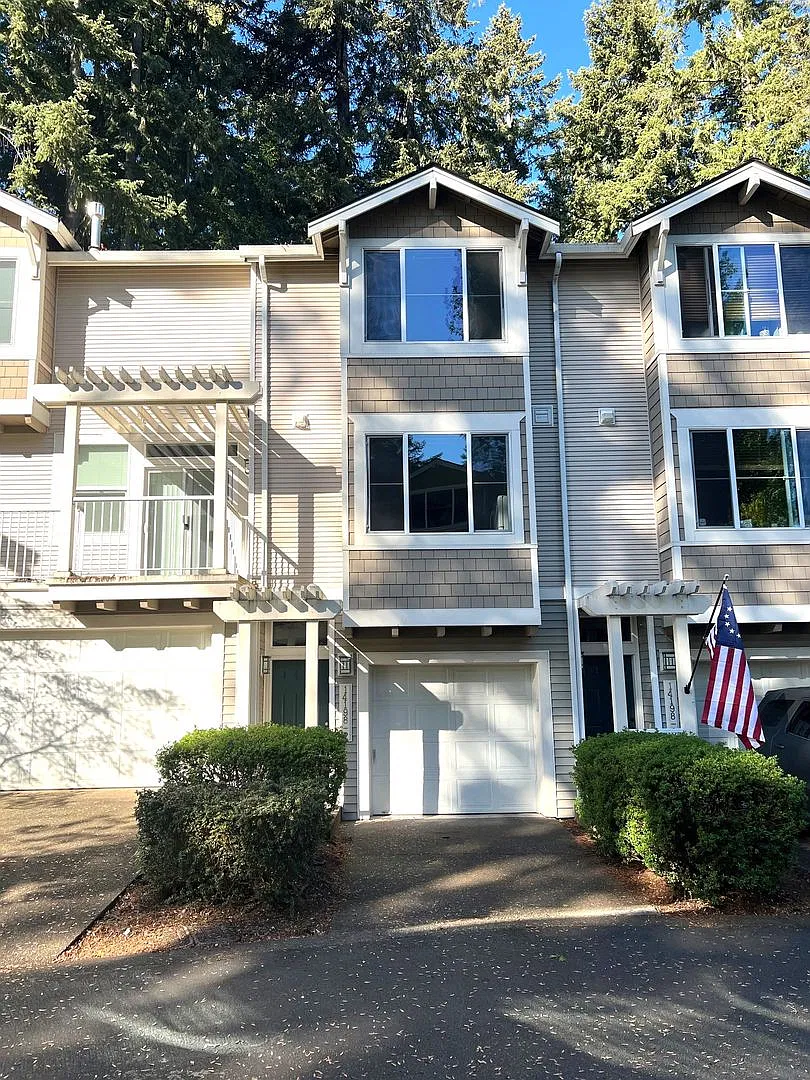 Beautiful Tigard Townhouse in a Gated Southridge Community — Photo 1
