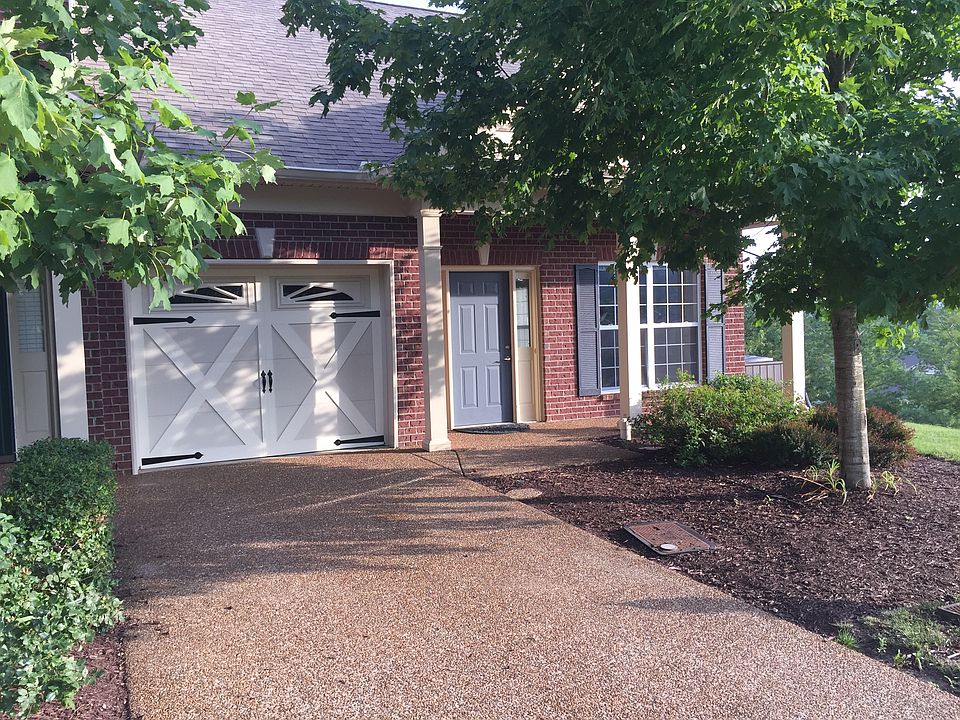 End unit in a cul-de-sac