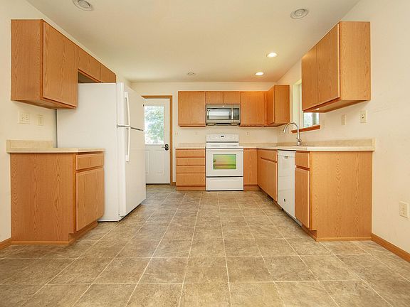 5th image of 620 2nd Ave SW