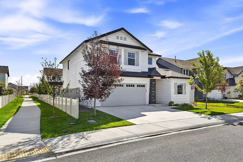 4 bed, 3.0 bath, 2107 sqft, $2,695 — Photo 2
