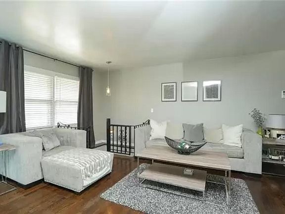 3rd image of 10510 W 91st St