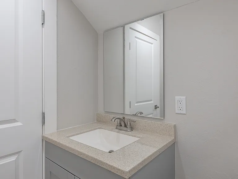 2547 SW 23rd St #UPPER — Photo 44