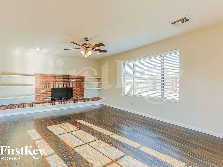 2518 E Don Carlos Ave — Photo 2