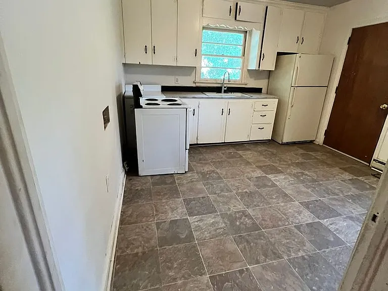 204 Pine Ln — Photo 2