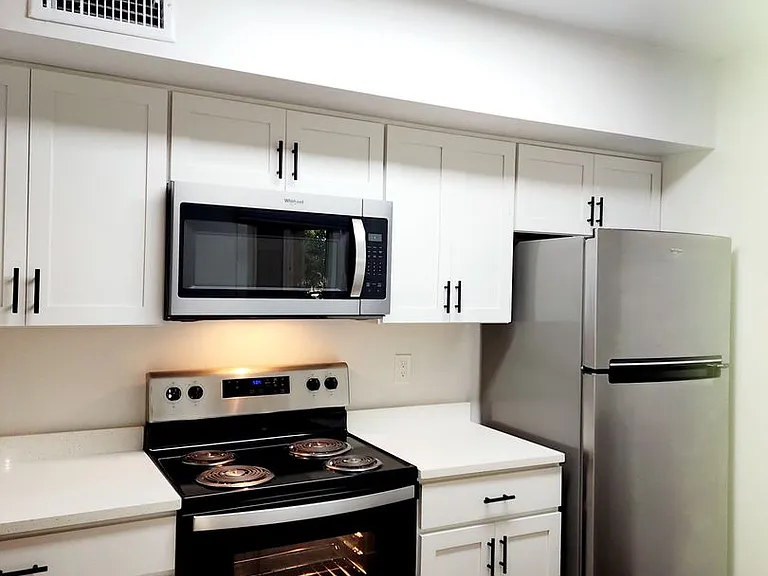 Broadway Proper Apartment ** One Month Free**W/D Included — Photo 9