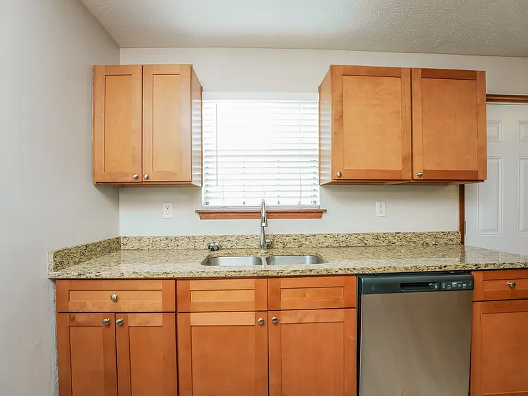 116 Adrian Dr — Photo 7