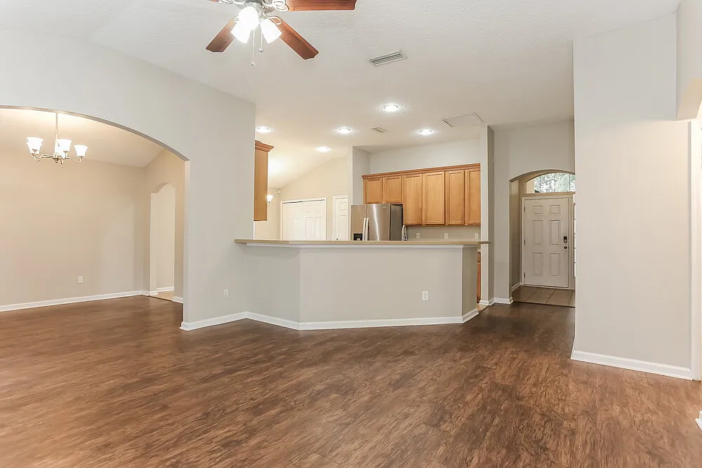 4 bed, 2.0 bath, 1638 sqft, $2,105 — Photo 3