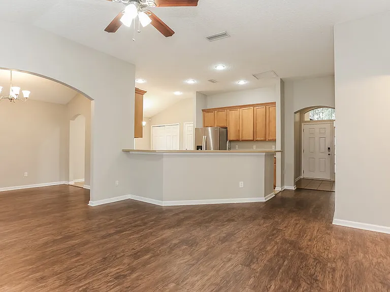 1841 Creekview Dr — Photo 3