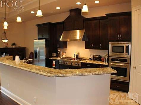 Kitchen & Breakfast Bar