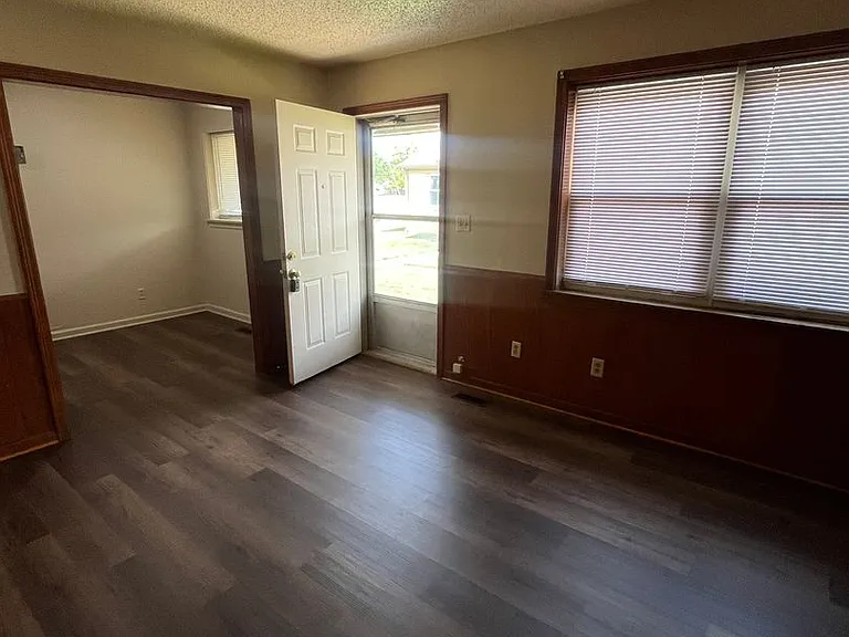 Coronado Apartments — Photo 4