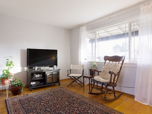 4th image of 8569 Sonia Ave