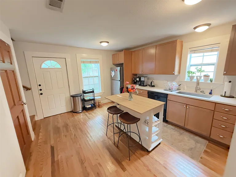 504 W 43rd St — Photo 3