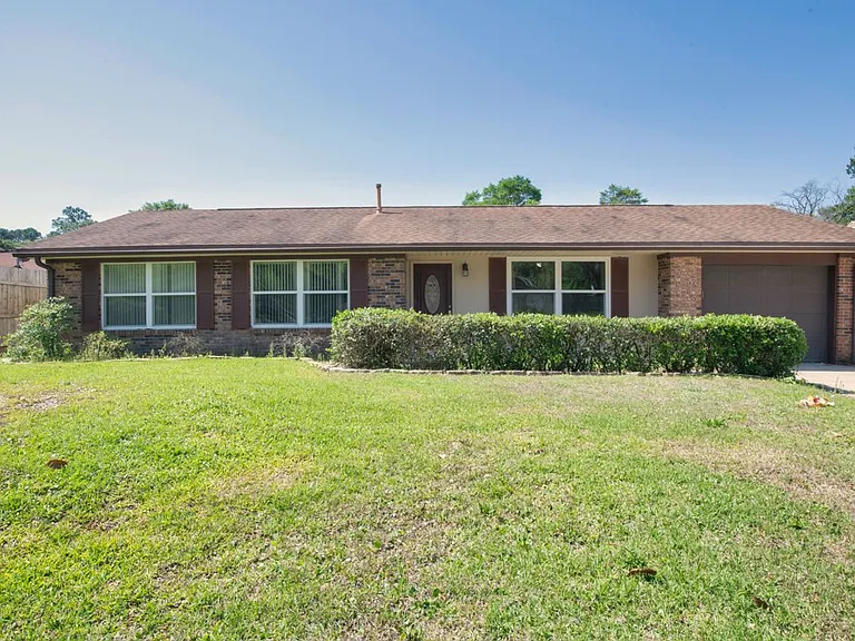 1126 Coral Dr — Photo 1