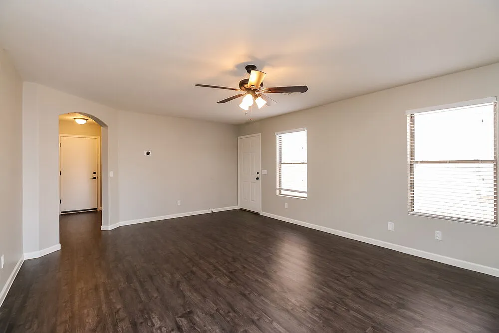 3 bed, 2.0 bath, 1300 sqft, $2,060 — Photo 3