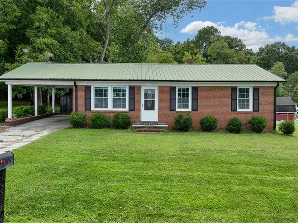 1978 Lake Rd, Thomasville, NC 27360