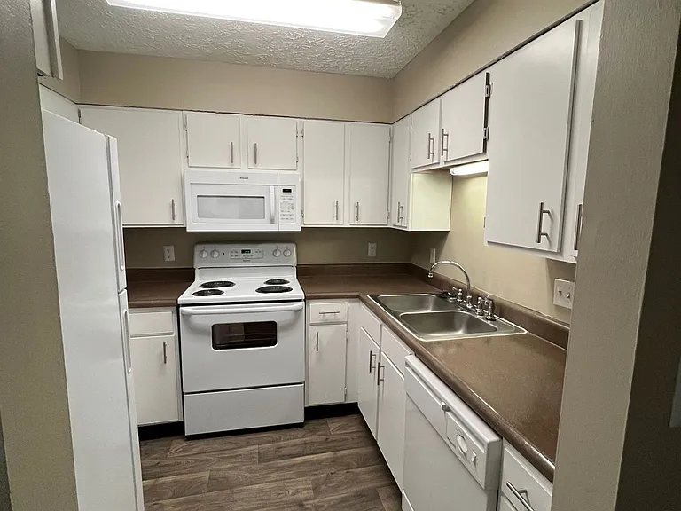 Cross Lakes Apartments — Photo 14