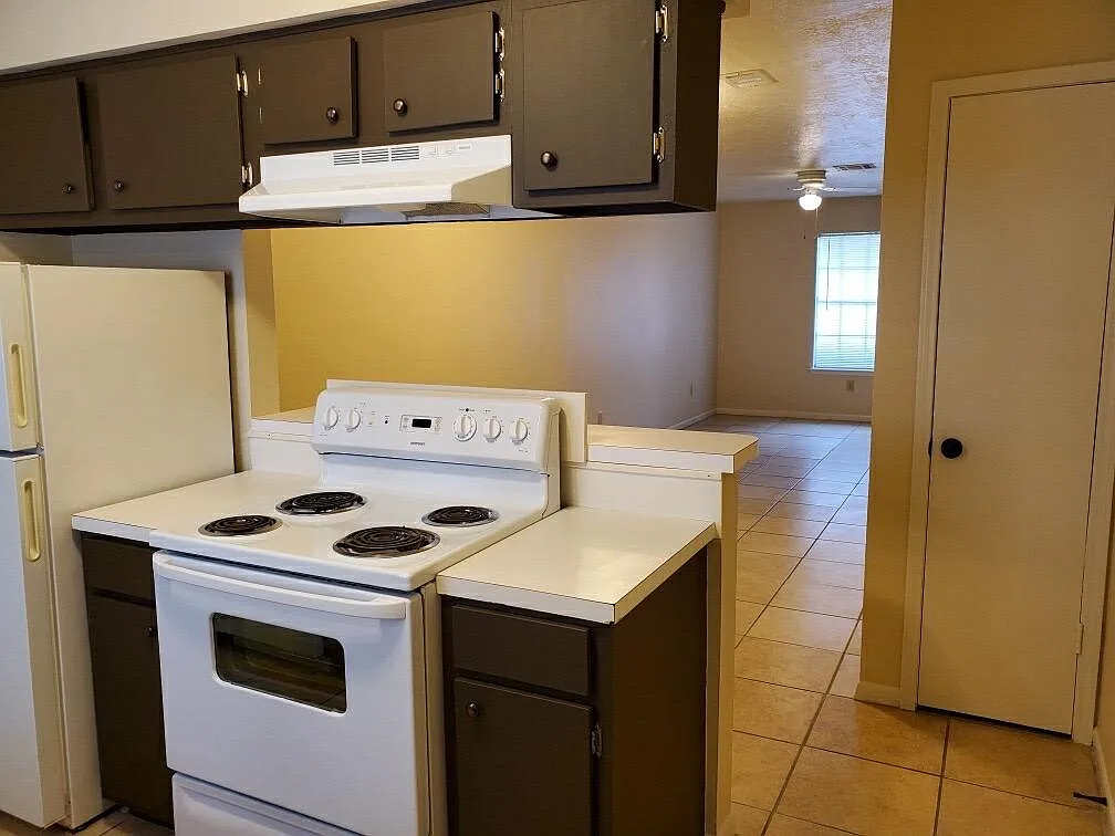 2 bed, 1.5 bath, 897 sqft, $1,275 — Photo 4